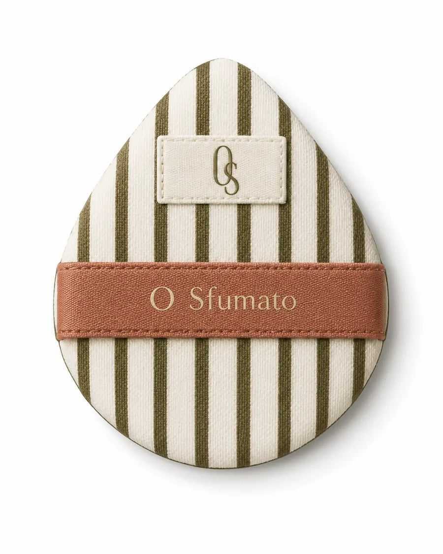 O Sfumato™ Puff de Maquiagem Gota Verde Oliva Listrado sobre fundo branco