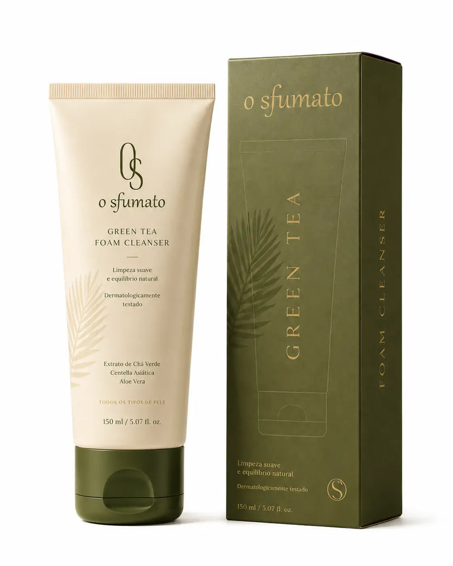 Gel de Limpeza Espuma Chá Verde O Sfumato™ com embalagem verde e tubo bege para todos os tipos de pele