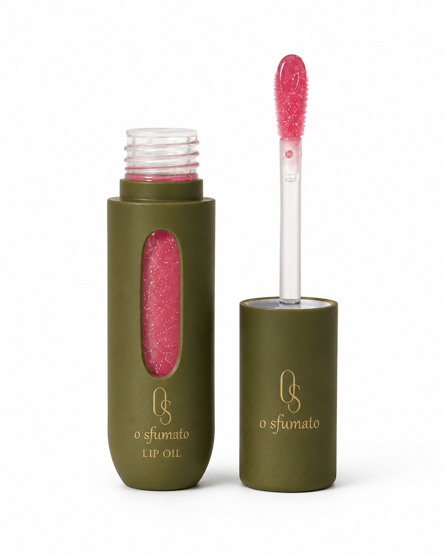 O Sfumato Lip Oil Ameixa Rio com brilho rosado em embalagem verde sobre fundo branco