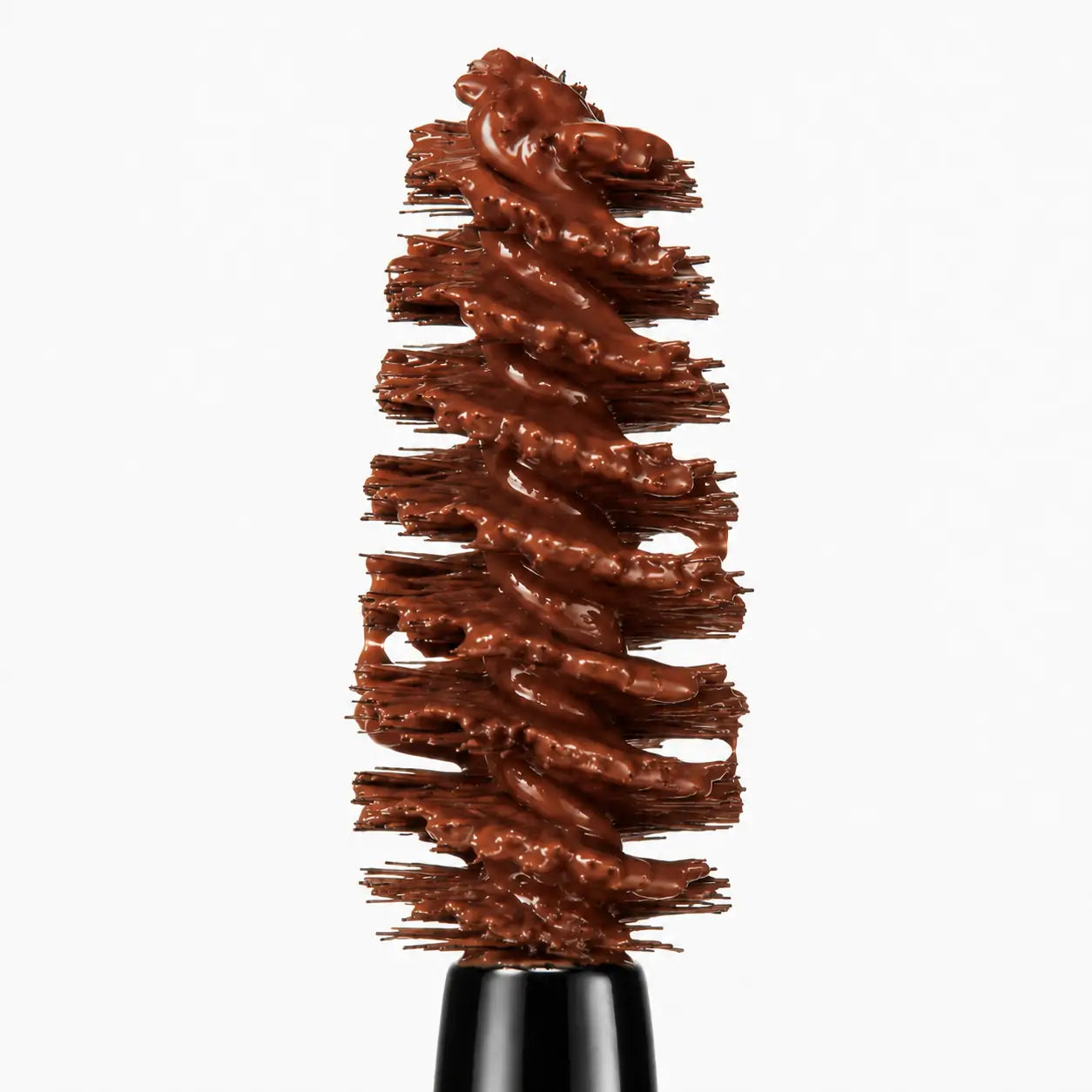 Detalhe da escova do gel para sobrancelhas Castanho Chocolate O Sfumato™ com textura cremosa marrom