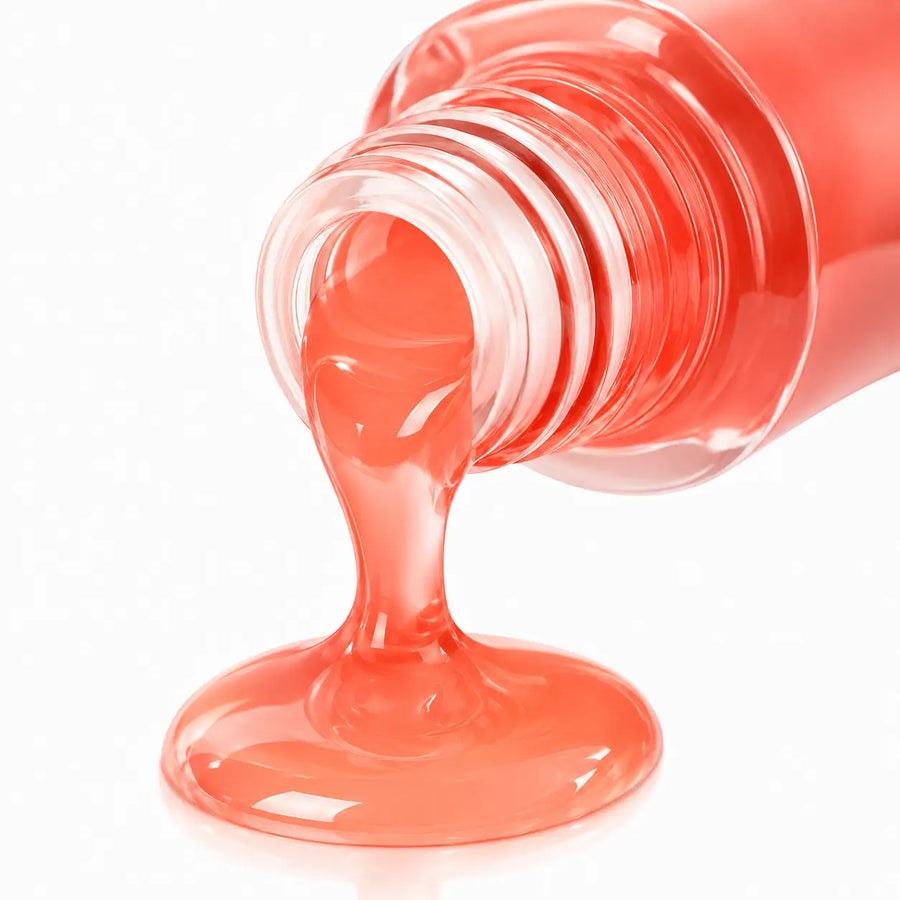 Gloss labial hidratante O Sfumato Coral Pêssego com embalagem degradê em tons coral e pêssego, frasco aberto e aplicador em fundo branco