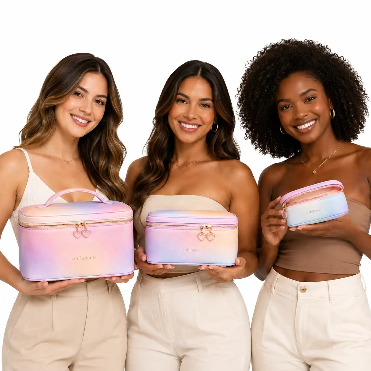 Três mulheres brasileiras segurando necessaires O Sfumato™ em tamanhos grande médio e pequeno