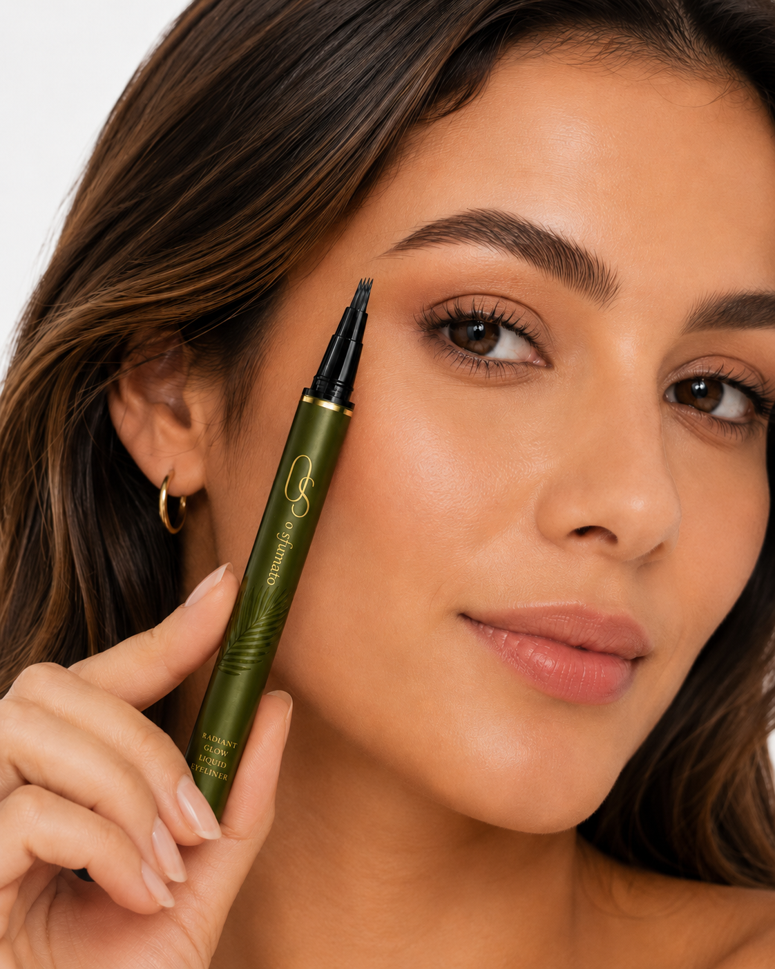 Modelo usando a caneta para sobrancelhas O Sfumato™ marrom para definição natural