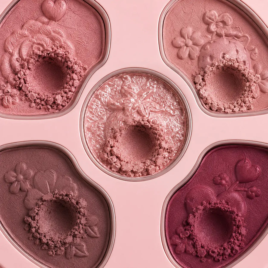 Paleta de sombras O Sfumato™ Rosa Frutas Vermelhas em embalagem redonda rosa com cinco cores e tampa decorada com morango.