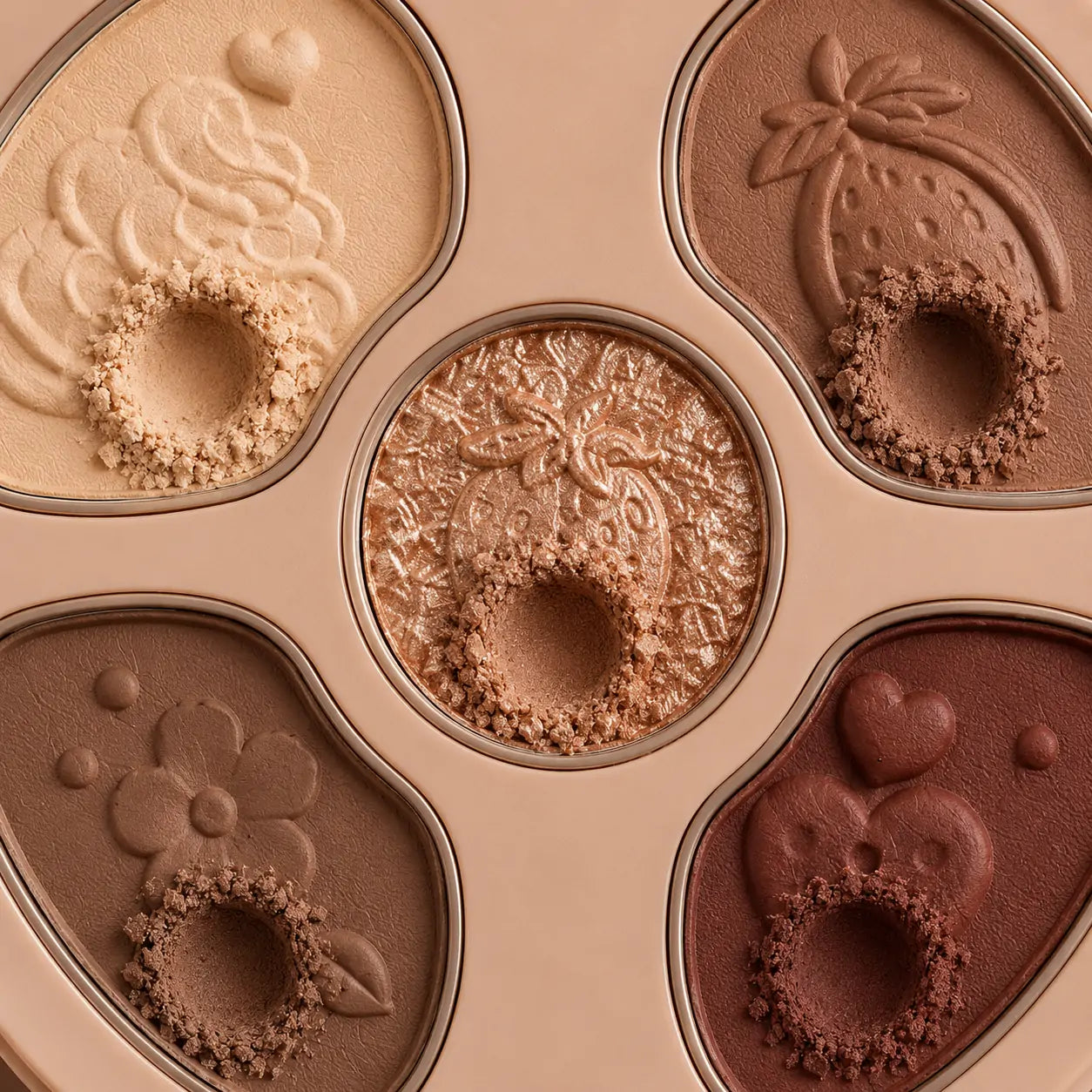 Close da paleta de sombras O Sfumato™ Chocolate Cacau mostrando textura dos tons marrons e acabamento cintilante.