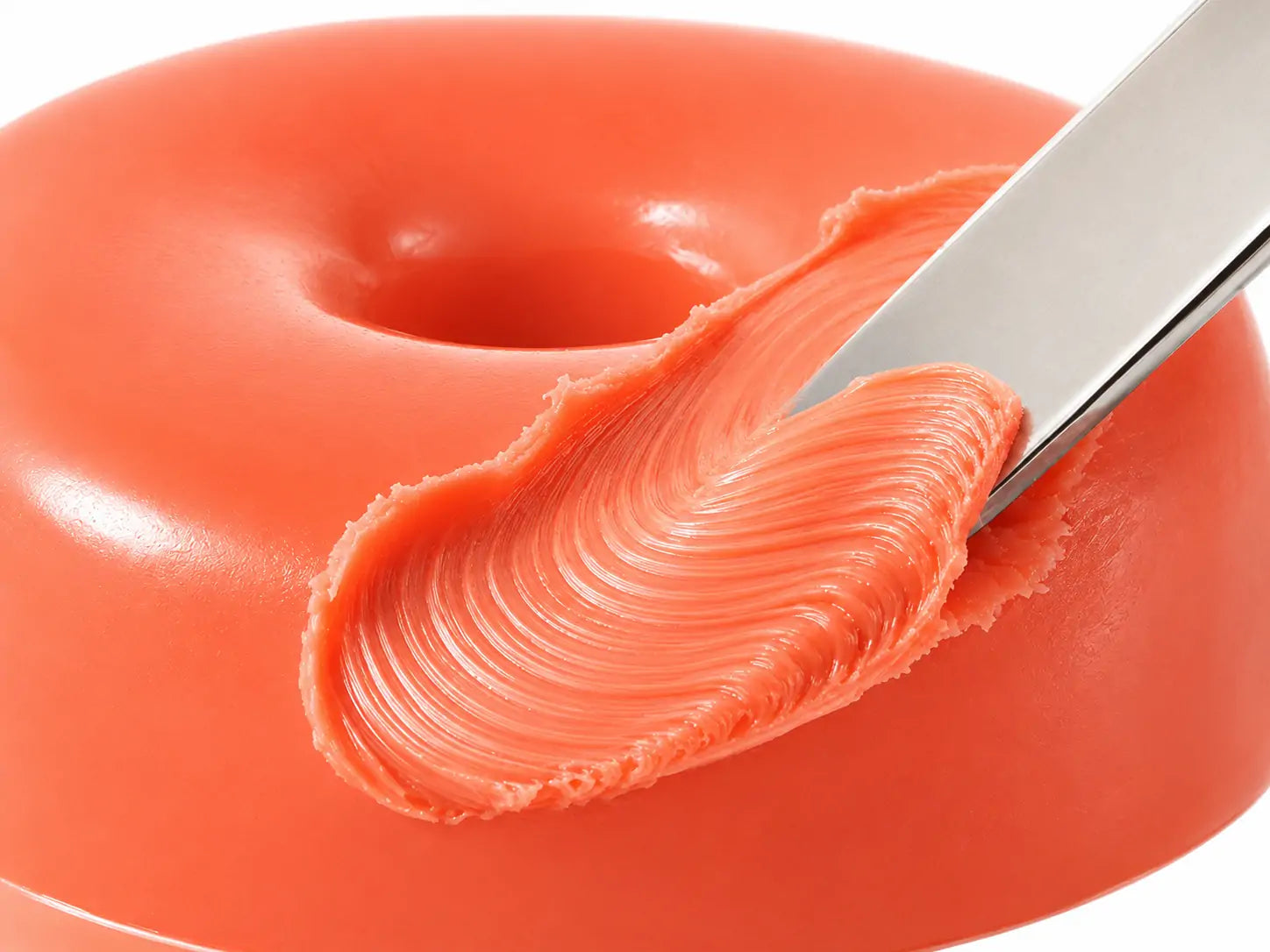 Close da textura do Blush Cremoso O Sfumato™ Coral Orange com acabamento cremoso e alta pigmentação.