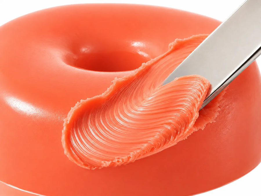 Blush Cremoso O Sfumato™ Coral Orange em embalagem coral com aplicador prático e design sofisticado.