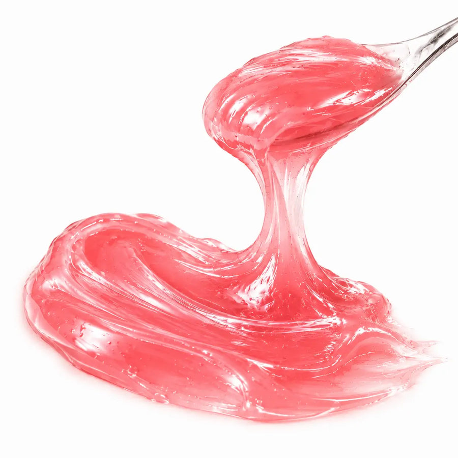 Máscara labial O Sfumato™ Cobertura de Morango em pote rosa aberto com textura gelatinosa e tampa decorada sobre fundo branco.