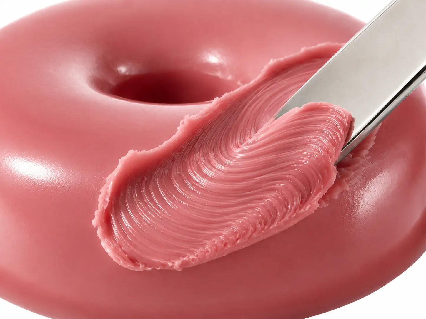 Close da textura do blush cremoso O Sfumato™ Rose Taupe com aplicação suave e acabamento uniforme em tom rosa taupe.