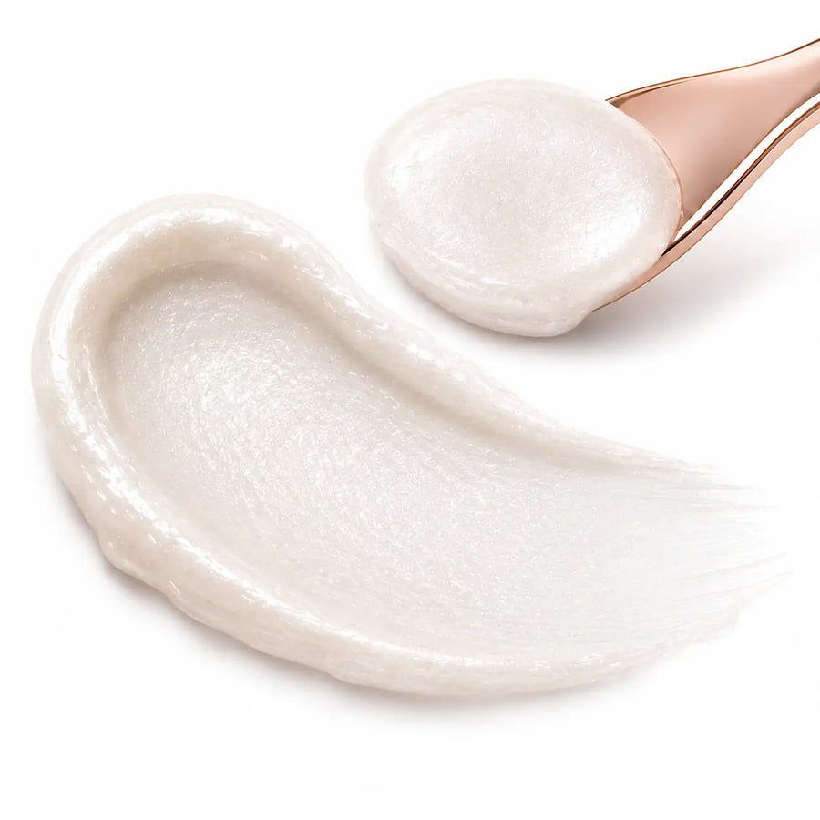Iluminador Balm O Sfumato™ Brilho Perolado em embalagem rosa com textura branca luminosa.