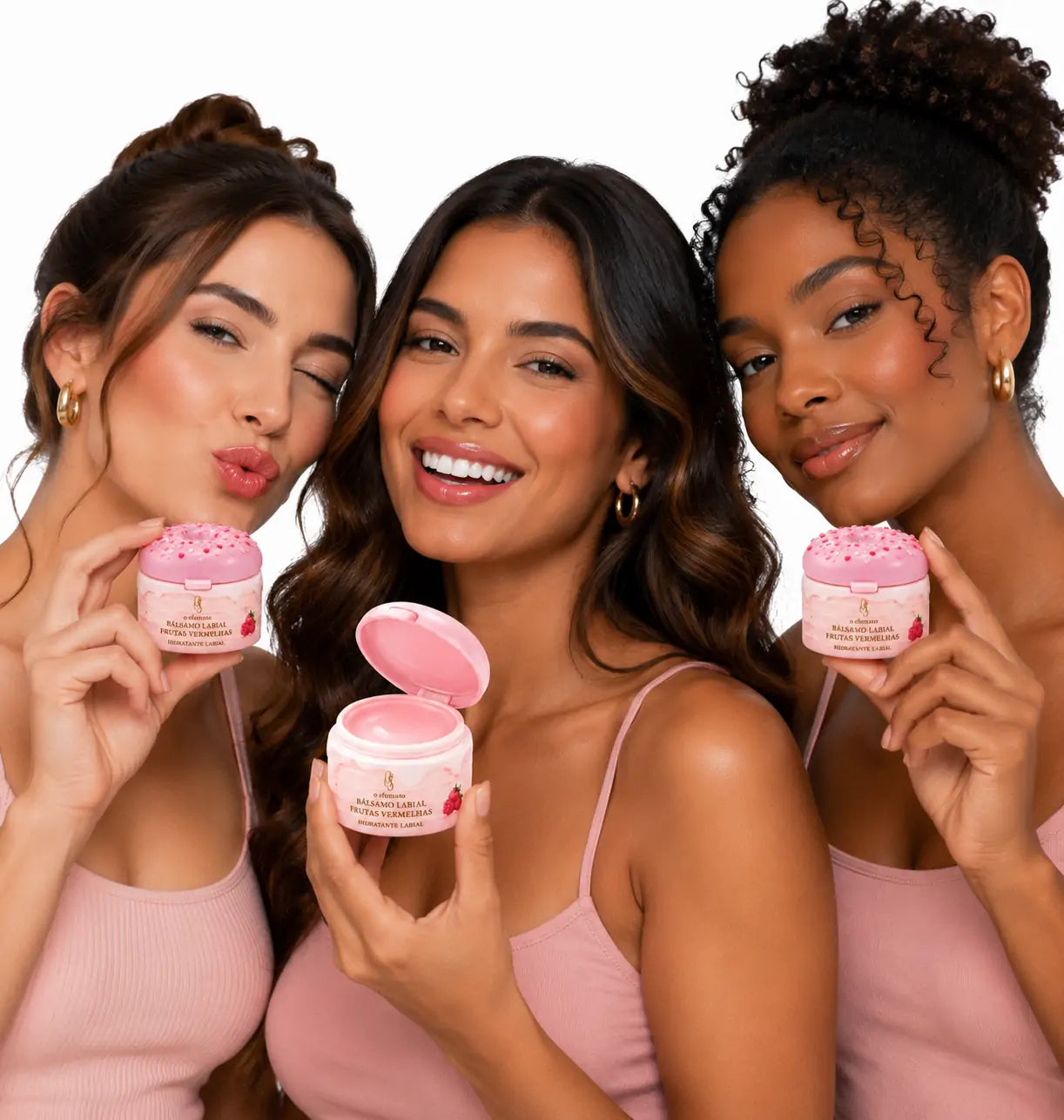 Três mulheres segurando o Perfume Sólido Frutas Vermelhas O Sfumato™ em campanha de beleza com diferentes tons de pele.