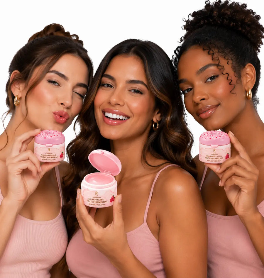 Perfume Sólido Frutas Vermelhas O Sfumato™ em embalagem rosa estilo sobremesa, versão fechada e aberta sobre fundo branco.