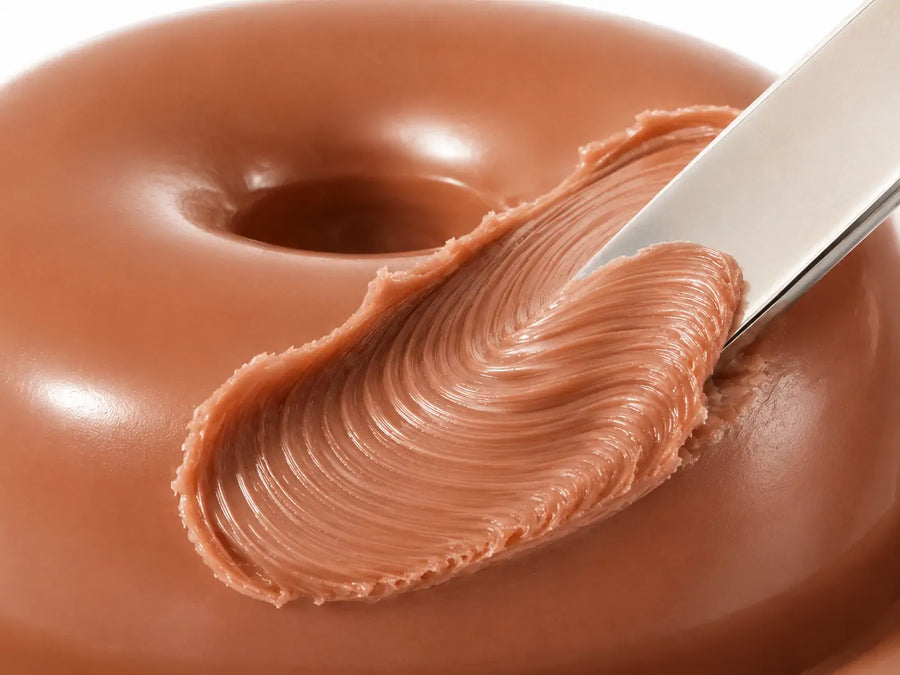 Blush cremoso O Sfumato™ Caramel Nude Brown em embalagem marrom com tampa fechada e produto aberto sobre fundo branco.