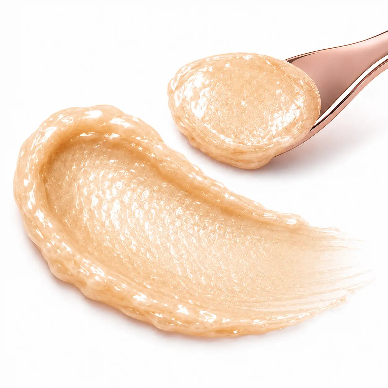 Close da textura cremosa do Iluminador Balm O Sfumato™ Ouro Champanhe com brilho champanhe e acabamento glow.