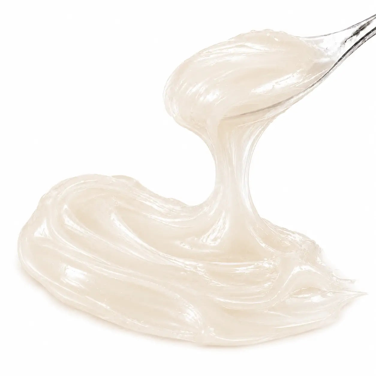 Textura da Máscara Labial Coco e Chocolate Branco O Sfumato™ sendo elevada por espátula transparente em fundo branco.