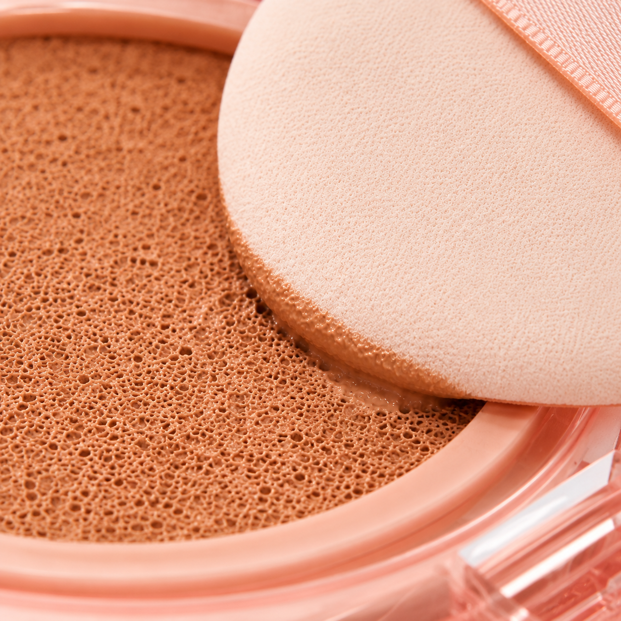 Detalhe da textura da Base Cushion Caramelo O Sfumato™ com puff sobre a almofada cushion