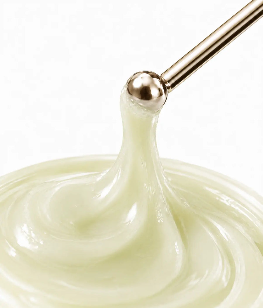 Bálsamo labial O Sfumato™ Coconut Glaze em embalagem verde de rosquinha, aberto e fechado sobre fundo branco.