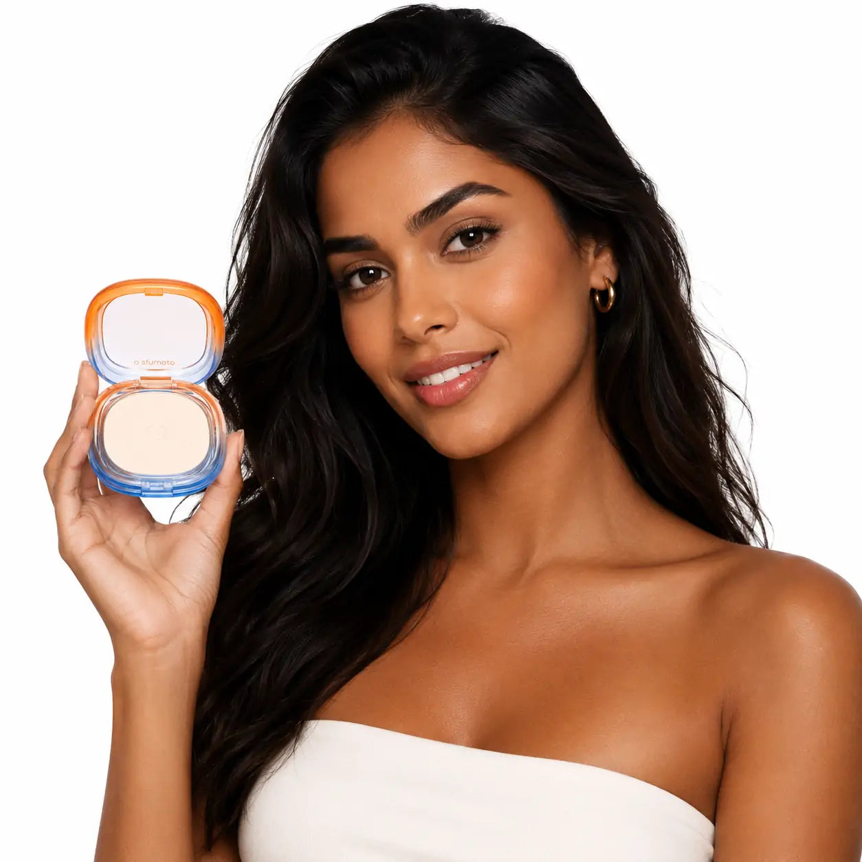Modelo segurando o pó compacto bege claro O Sfumato™ em fundo branco