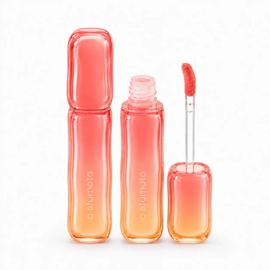 Gloss labial hidratante O Sfumato Coral Pêssego com embalagem degradê em tons coral e pêssego, frasco aberto e aplicador em fundo branco