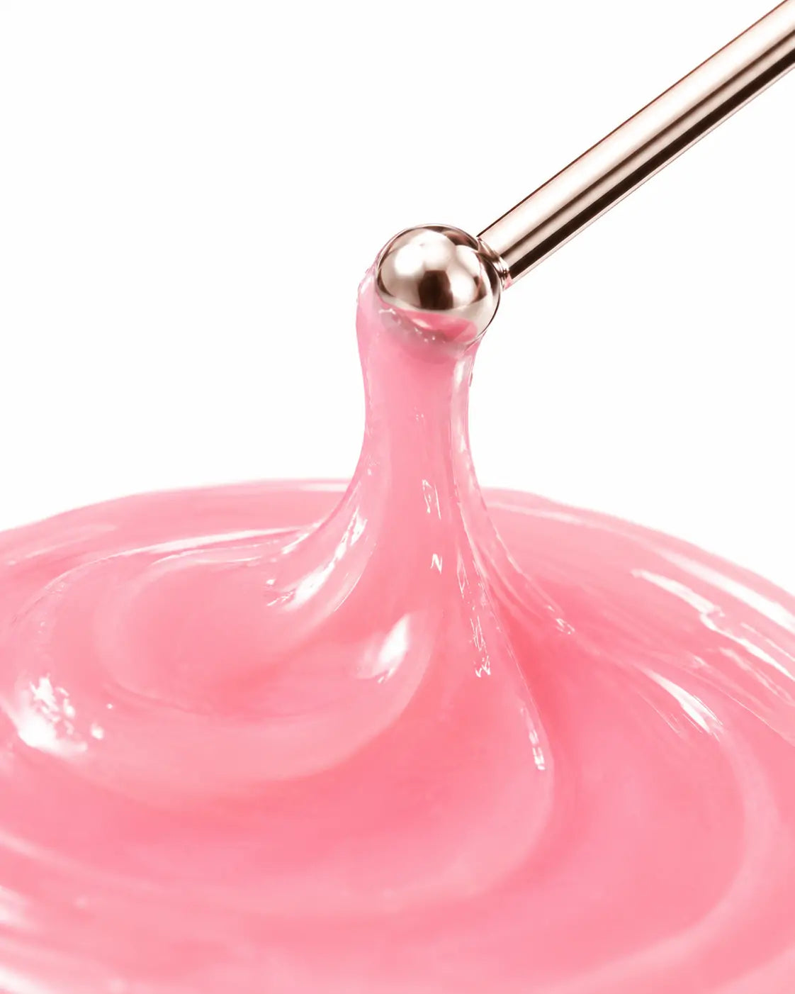 Close do bálsamo labial O Sfumato™ Strawberry Milk mostrando a textura rosa brilhante e cremosa do produto.