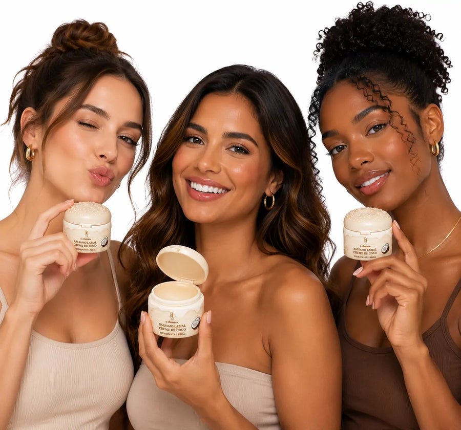 Perfume Sólido Creme de Coco O Sfumato™ em embalagem creme estilo sobremesa, versão fechada e aberta sobre fundo branco.