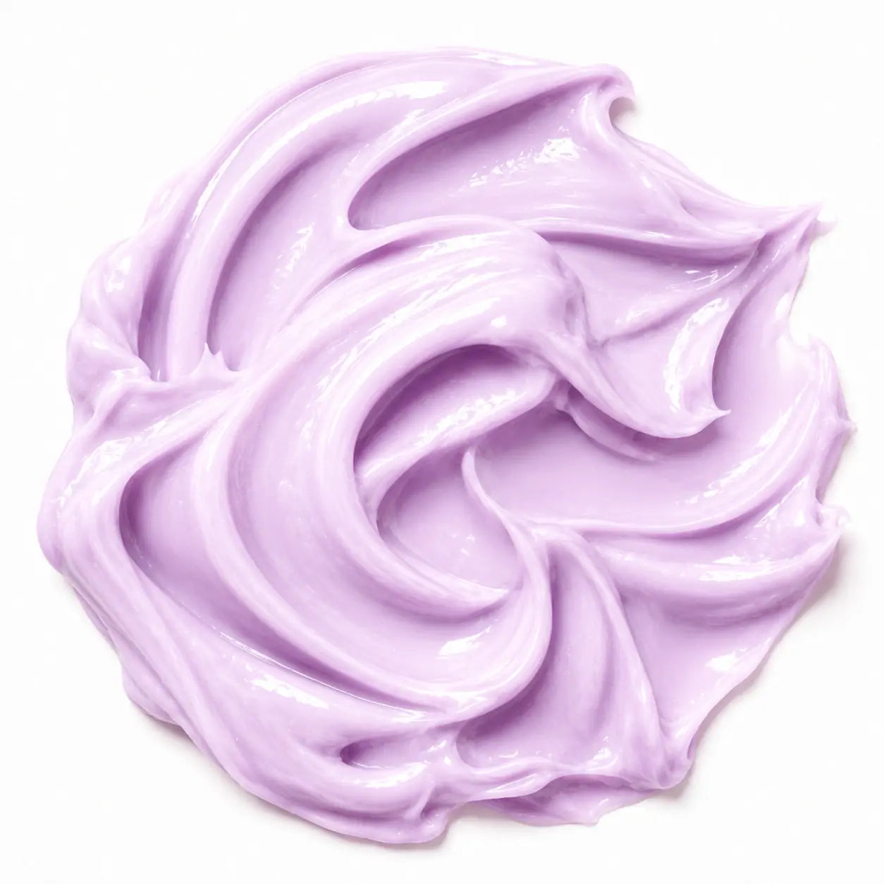 Textura cremosa lilás do creme para mãos O Sfumato Amêndoas com Açúcar, detalhe de fórmula hidratante brilhante em fundo branco.