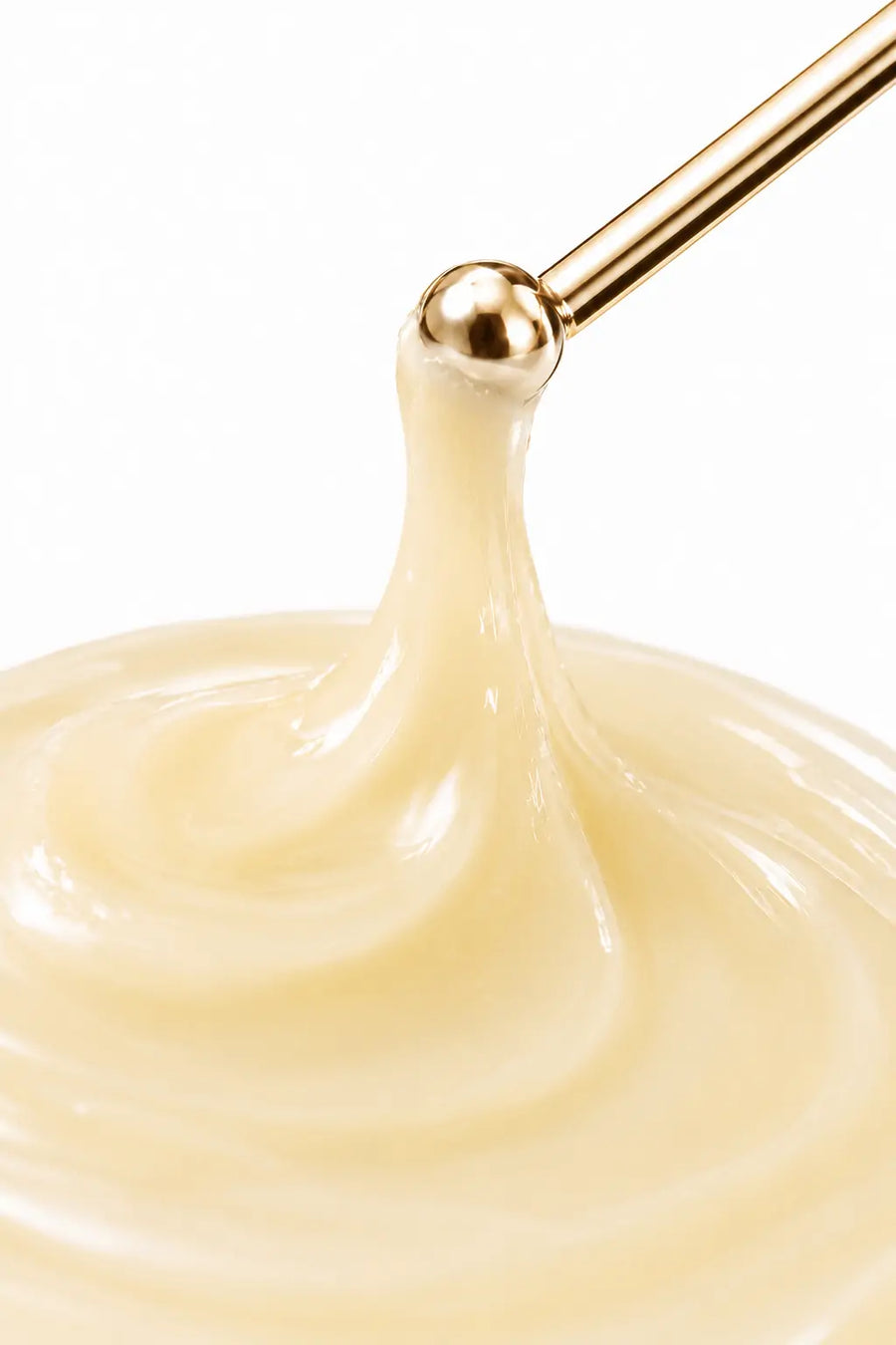Bálsamo labial O Sfumato™ Vanilla Cream em embalagem de rosquinha creme, aberto e fechado sobre fundo branco.