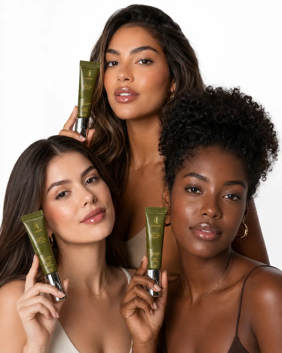 O Sfumato™ óleo labial volumizador com vibração Laranja Manga em embalagem verde e prata