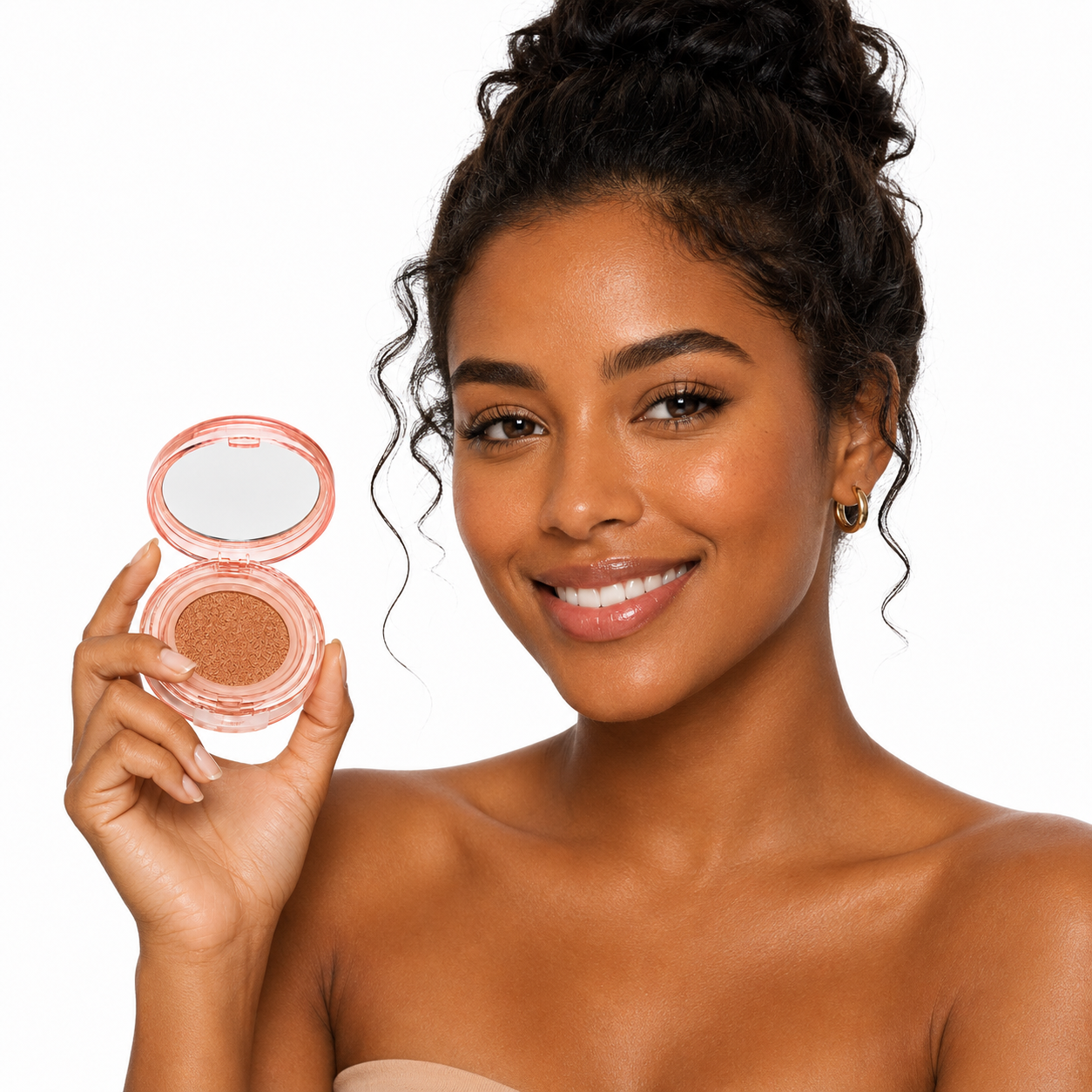 Modelo brasileira usando Base Cushion Bege Pêssego O Sfumato™ em embalagem compacta
