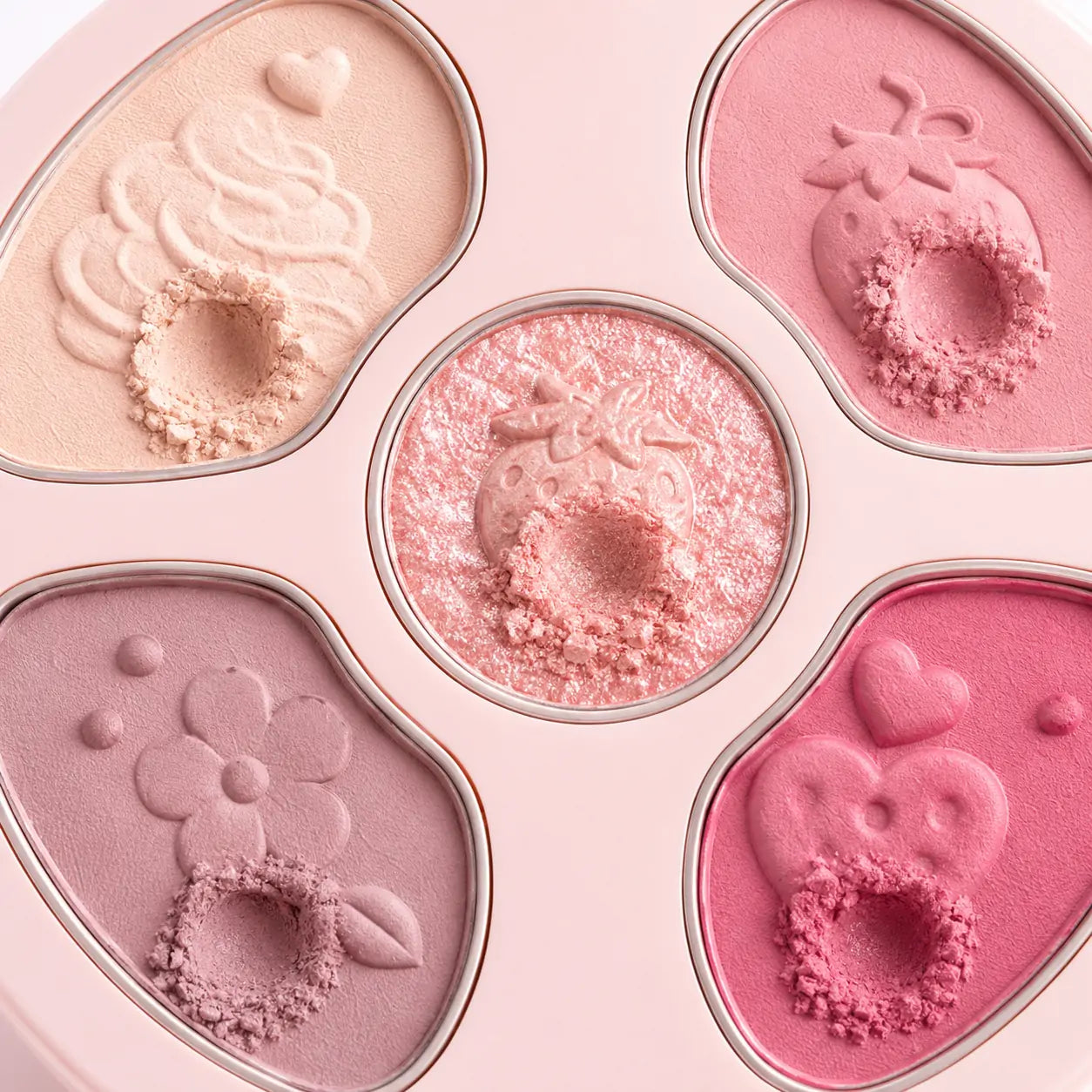 Close da paleta de sombras O Sfumato Morango com Creme mostrando cores rosadas, textura fina e acabamento cintilante