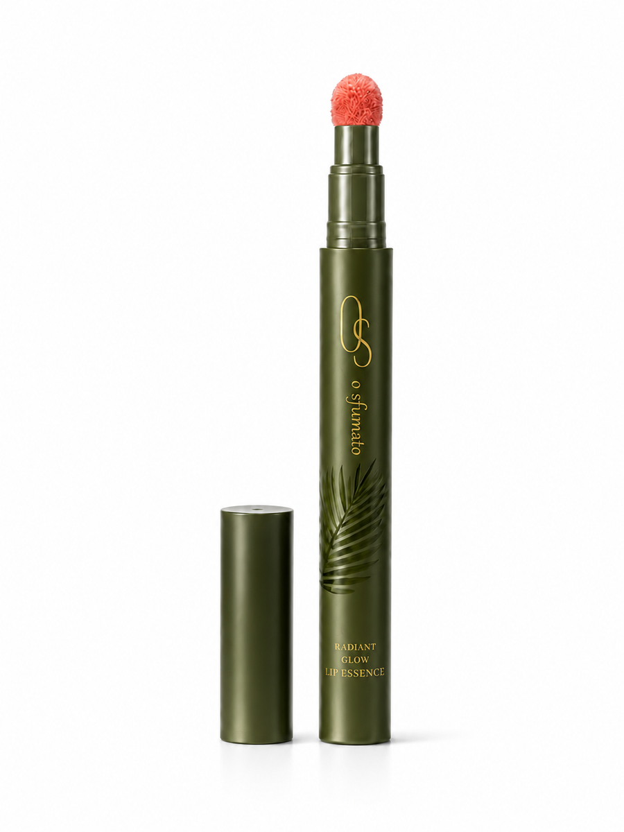 Batom Mousse Cushion Coral Pêssego O Sfumato em embalagem verde com aplicador cushion em fundo branco