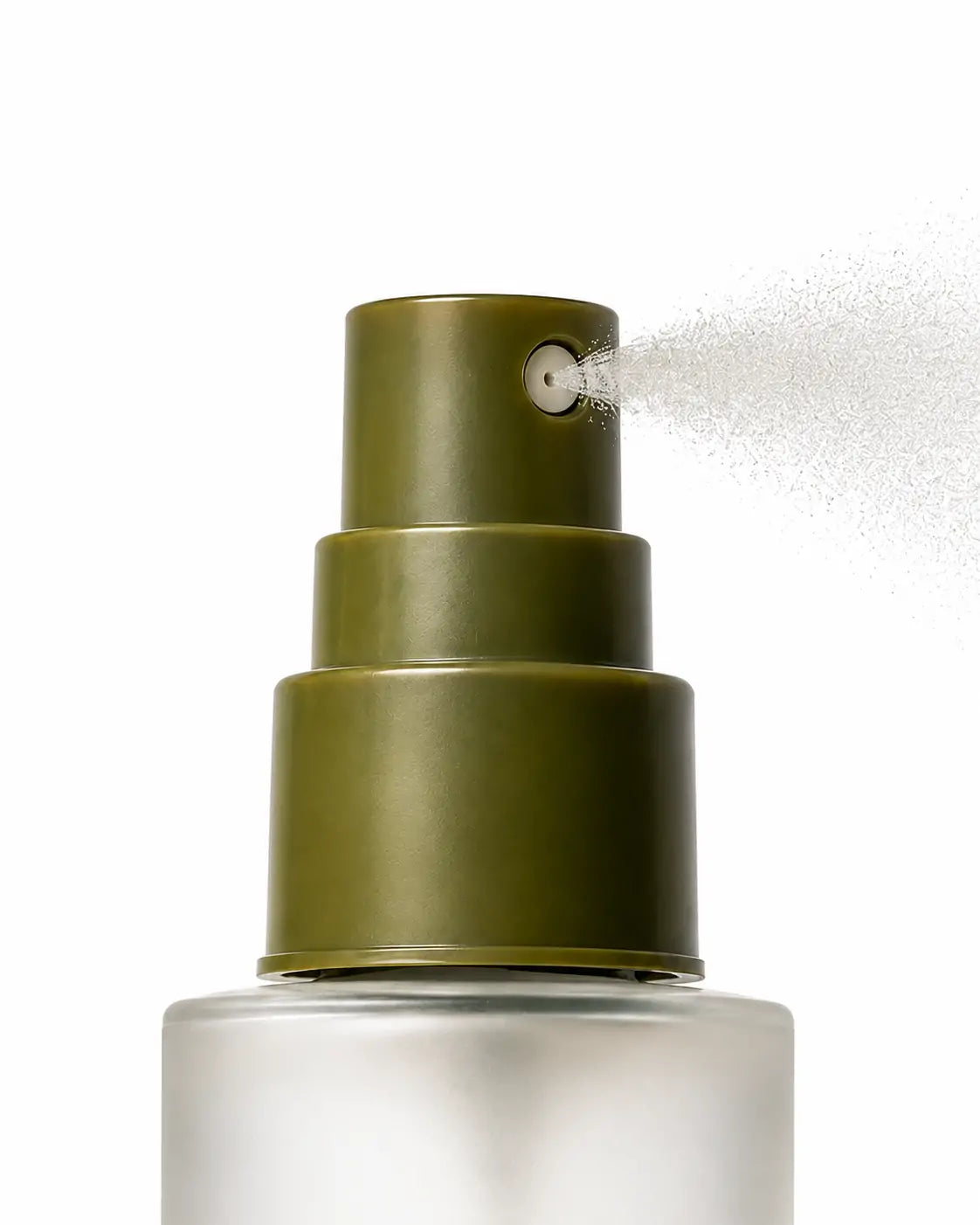 Close do spray da Bruma Fixadora O Sfumato™ liberando névoa fina para finalização da maquiagem