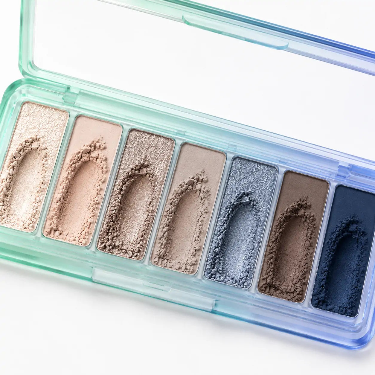 Close da paleta de sombras O Sfumato™ azul e nude mostrando as cores e a textura dos tons