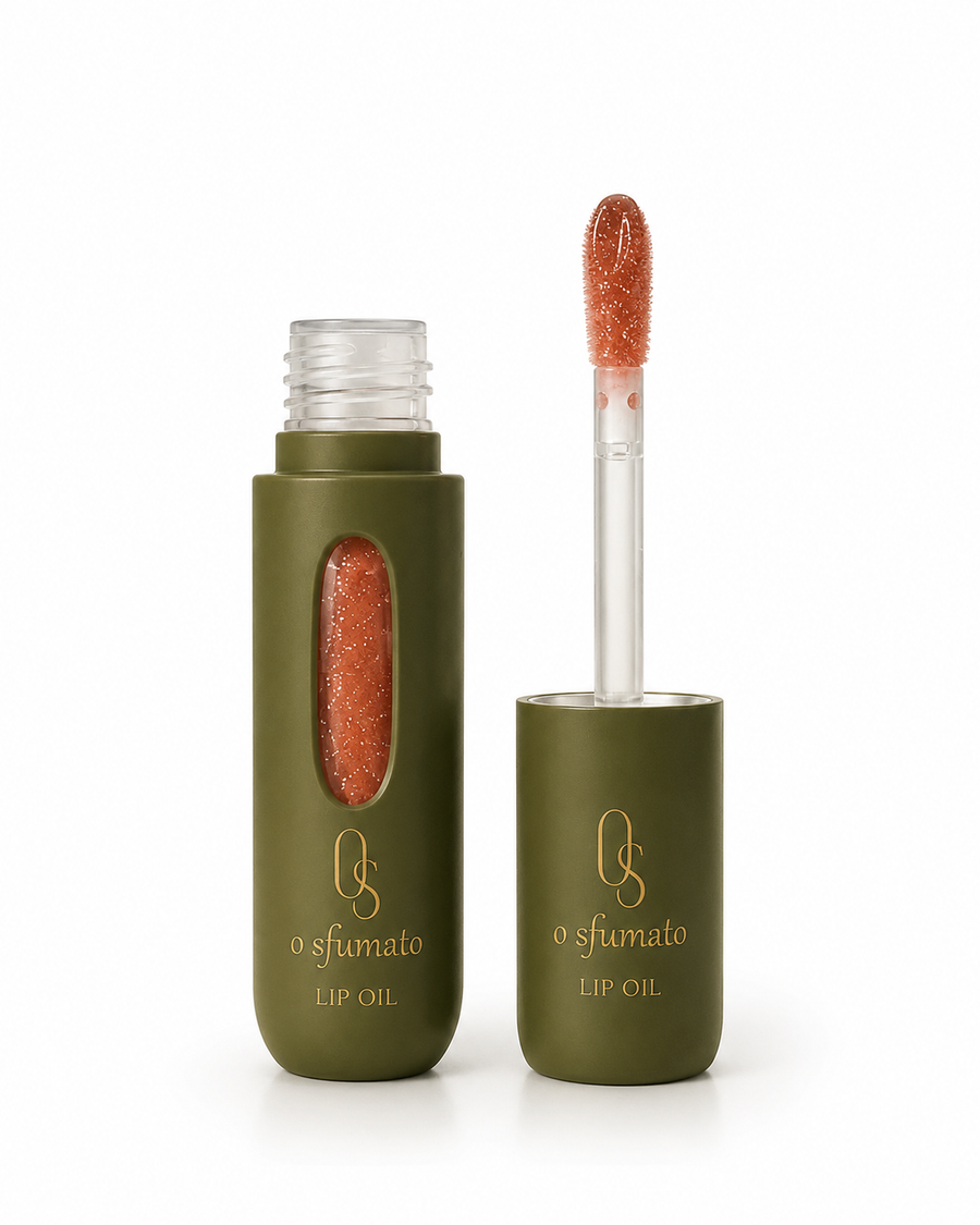 O Sfumato Lip Oil Terra Queimada em embalagem verde com aplicador sobre fundo branco