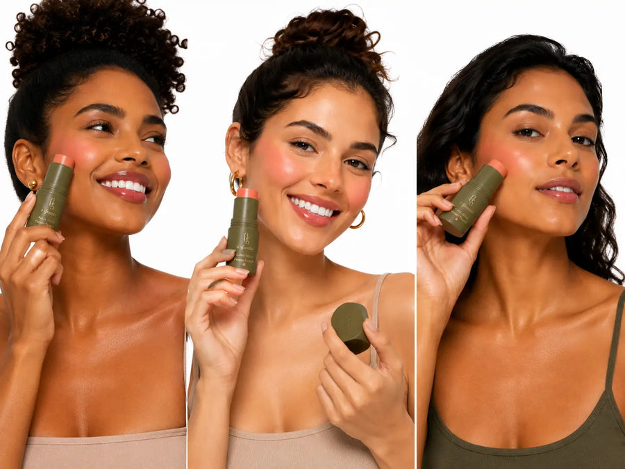 Blush em bastão O Sfumato™ Pêssego Tropical em embalagem verde oliva com tampa ao lado sobre fundo branco