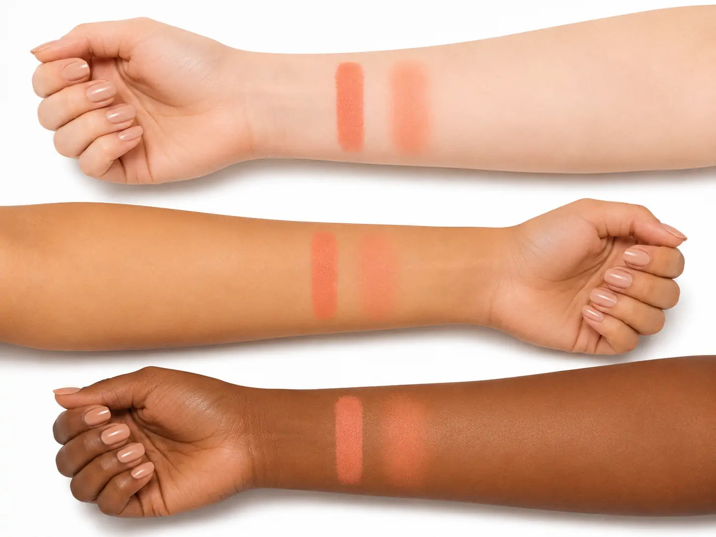 Swatches do blush em bastão O Sfumato™ Pêssego Tropical em três tons de pele sobre fundo branco