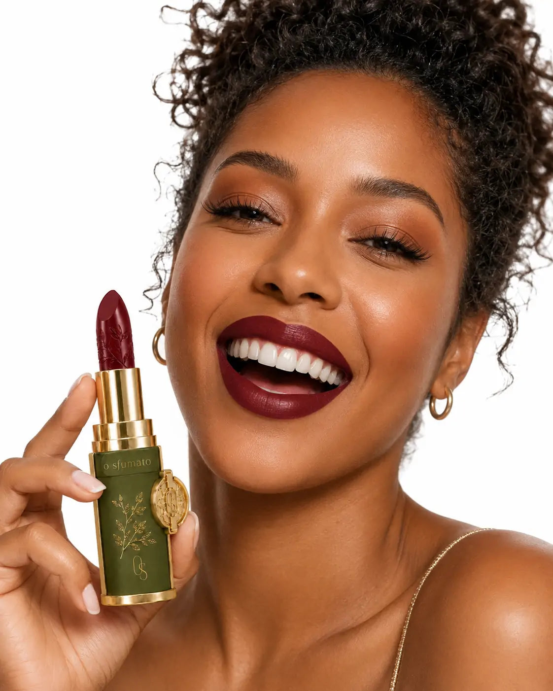 Modelo usando O Sfumato™ Batom Vinho Jabuticaba Nobre