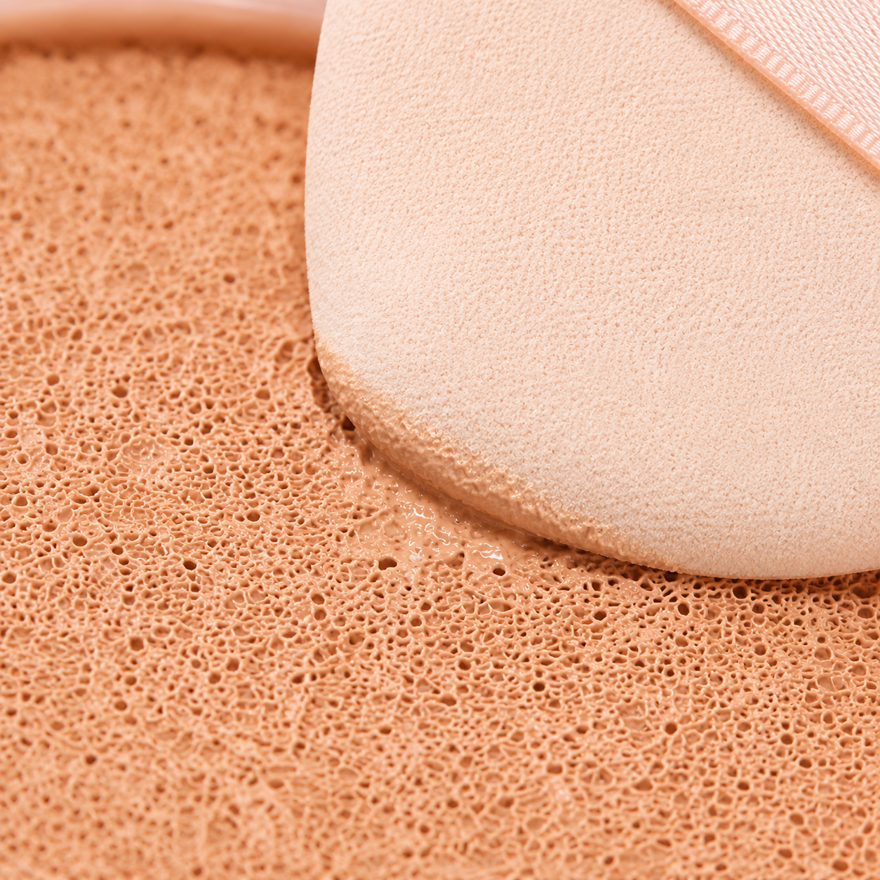 Detalhe da textura da Base Cushion Bege Pêssego O Sfumato™ com almofada cushion e puff macio