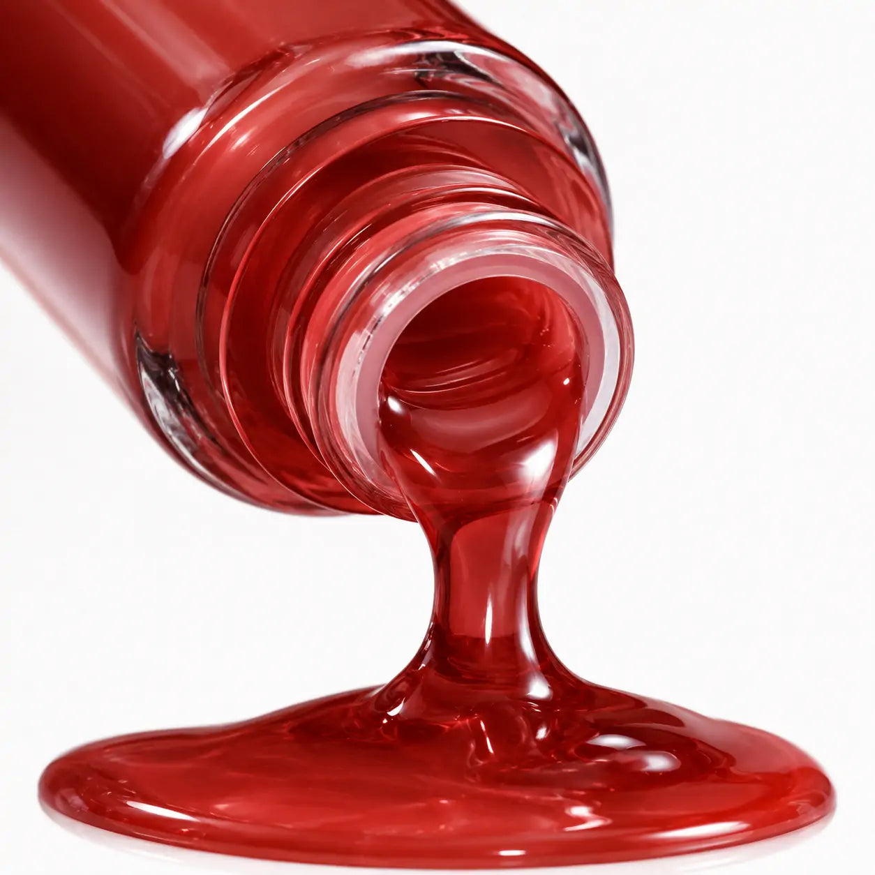 Textura fluida e brilhante do gloss labial O Sfumato Cereja Rubi escorrendo do frasco em close