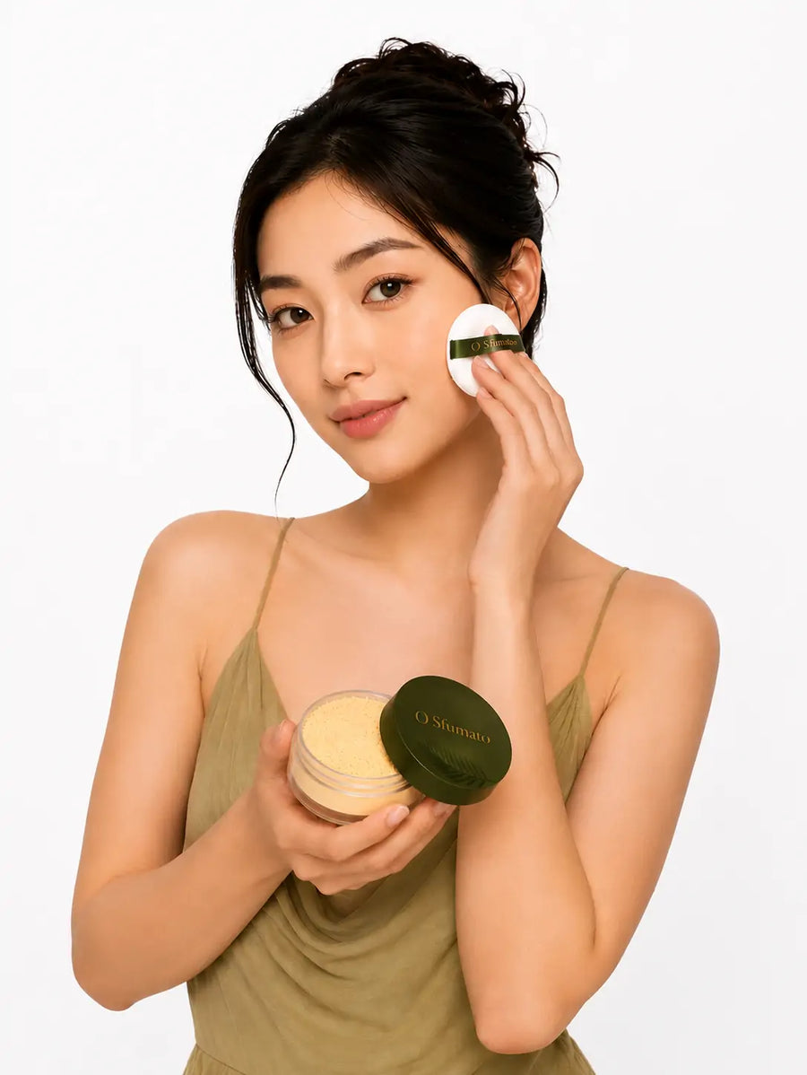 Pó solto banana O Sfumato™ Oil-Control Setting Powder com embalagem verde e tampa com logo dourado