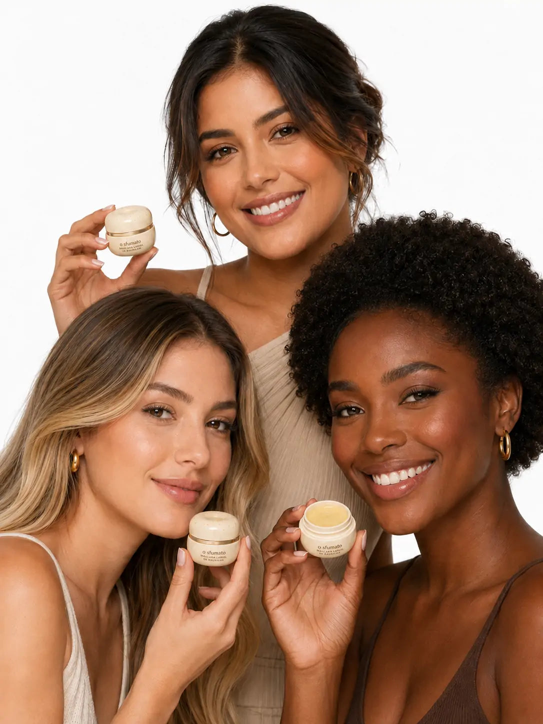 Três modelos de diferentes tons de pele segurando o bálsamo labial O Sfumato™ Vanilla Cream.