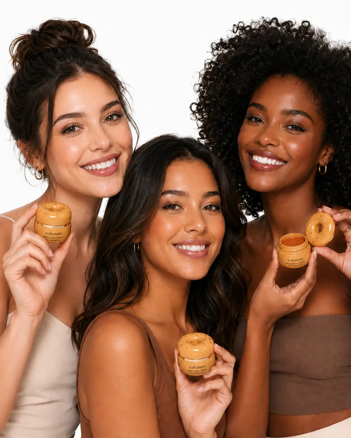 Três modelos de diferentes tons de pele segurando o bálsamo labial O Sfumato™ Caramel Pudding.