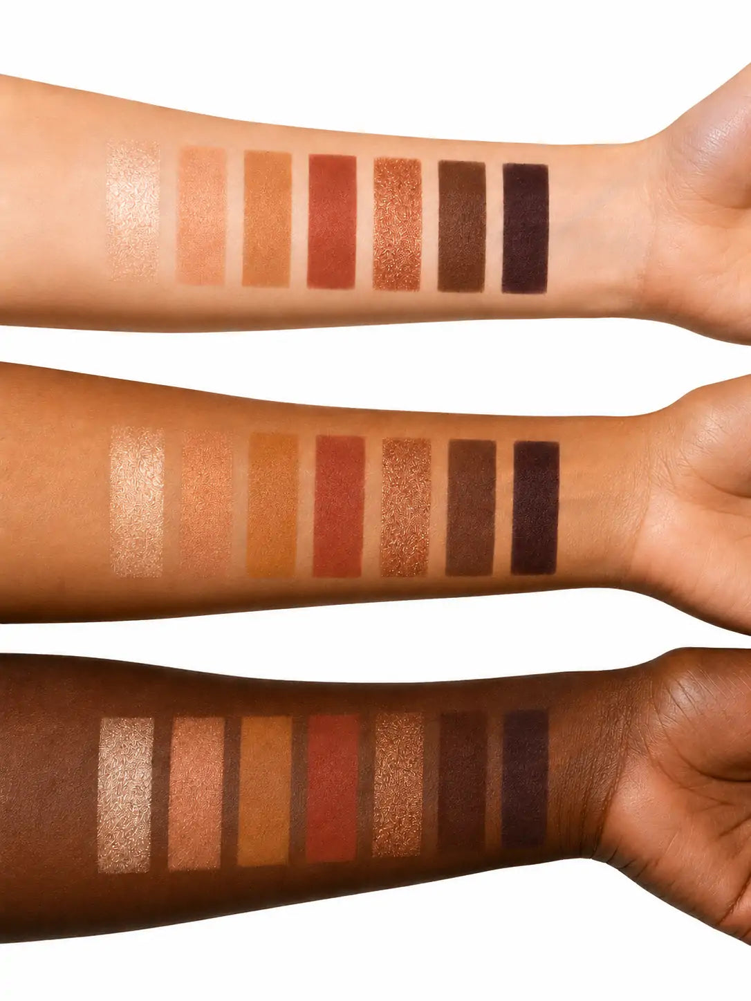 Amostras da paleta de sombras tons terrosos O Sfumato™ em três tons de pele