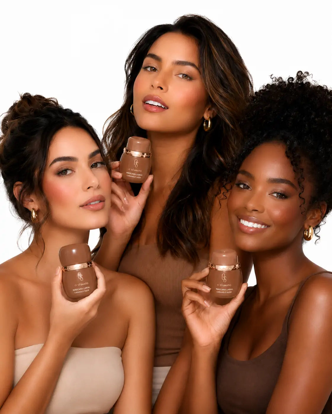 Três modelos usando o blush cremoso O Sfumato™ Caramel Nude Brown com acabamento natural e efeito saudável nas bochechas.