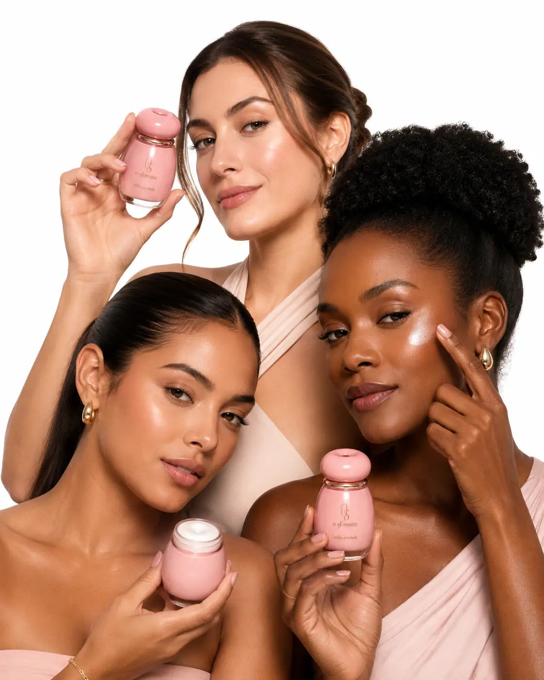 Três modelos de diferentes tons de pele usando o Iluminador Balm O Sfumato™ Brilho Perolado.