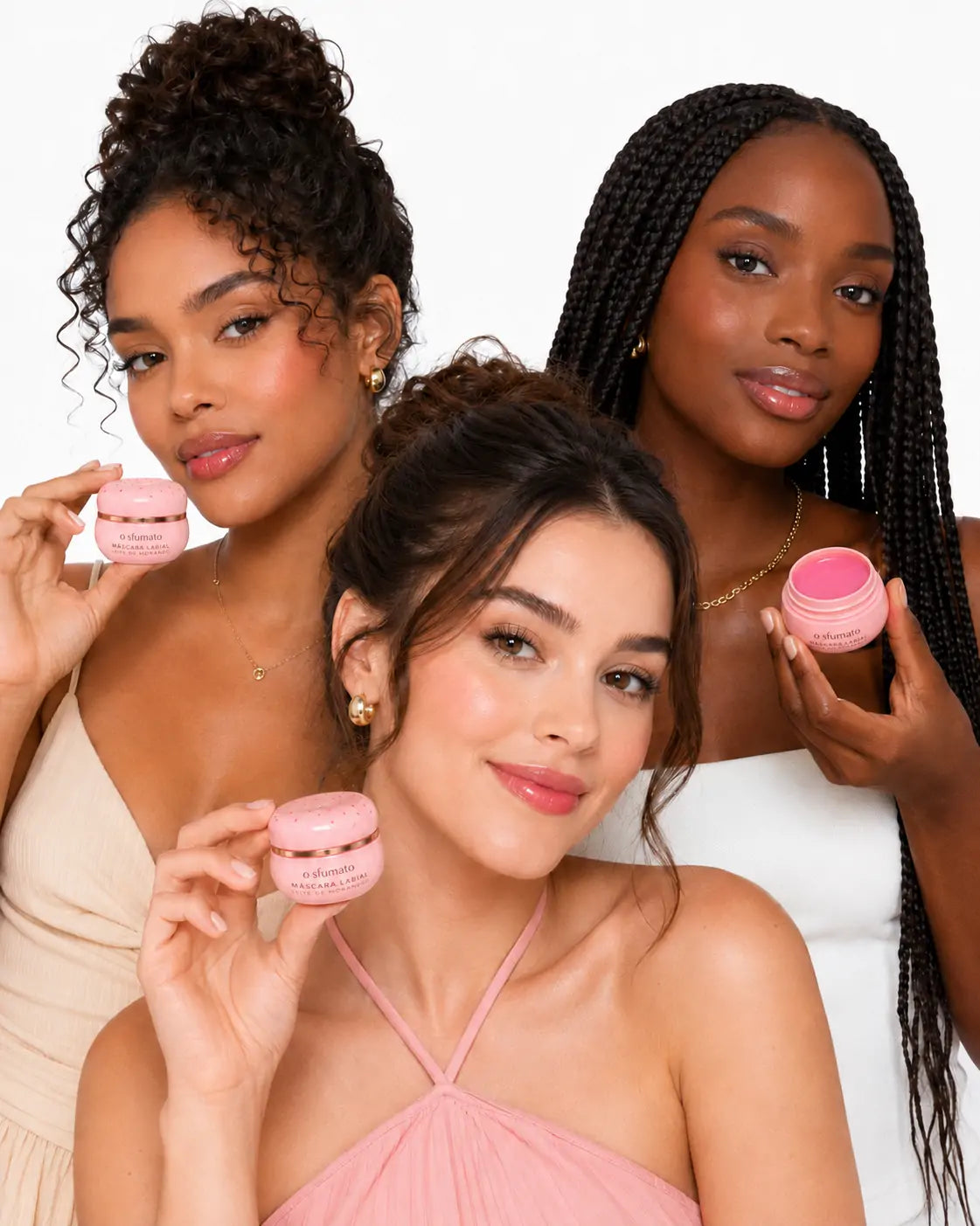 Três modelos de diferentes tons de pele segurando o bálsamo labial O Sfumato™ Strawberry Milk.