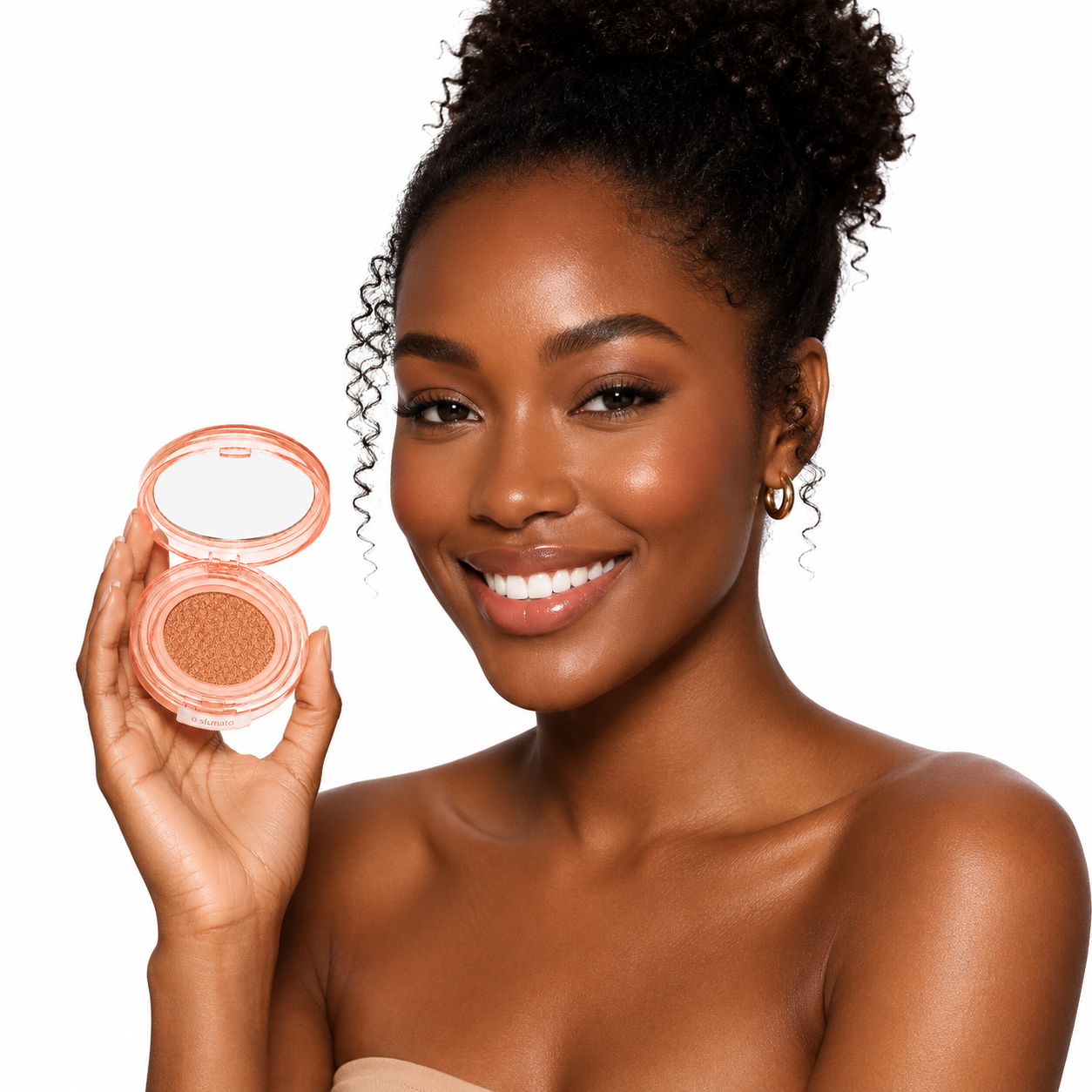 Modelo usando Base Cushion Caramelo O Sfumato™ em embalagem compacta