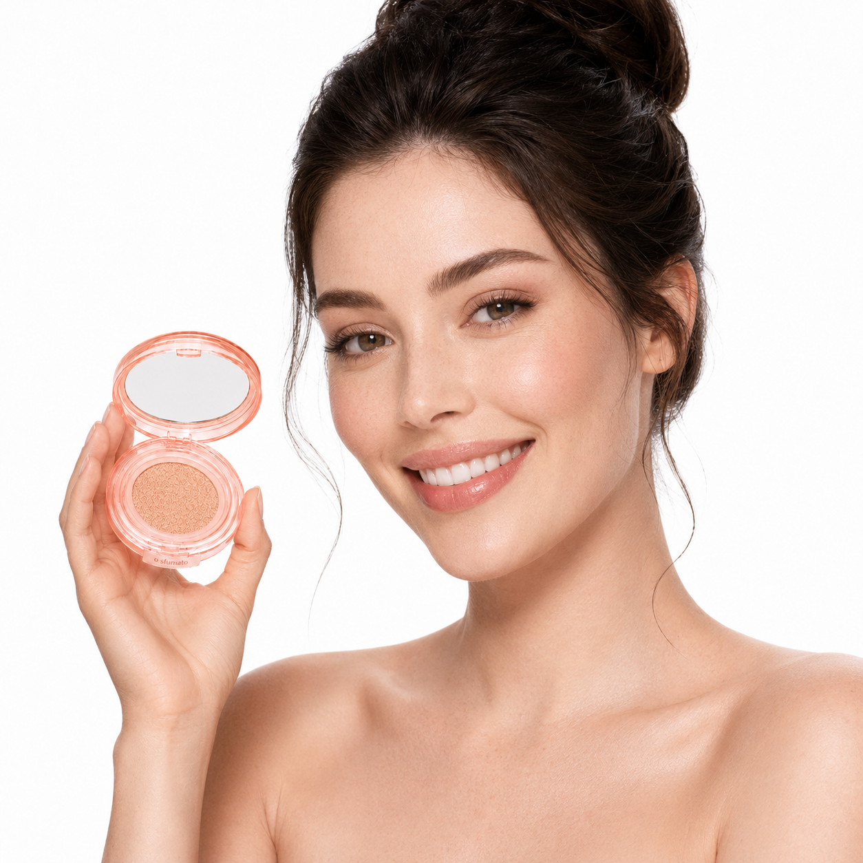 Modelo segurando a base cushion Bege Claro O Sfumato™ em embalagem compacta