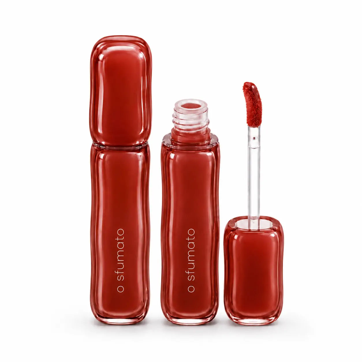 Gloss labial O Sfumato Cereja Rubi com embalagem vermelha, aplicador e frasco aberto em fundo branco