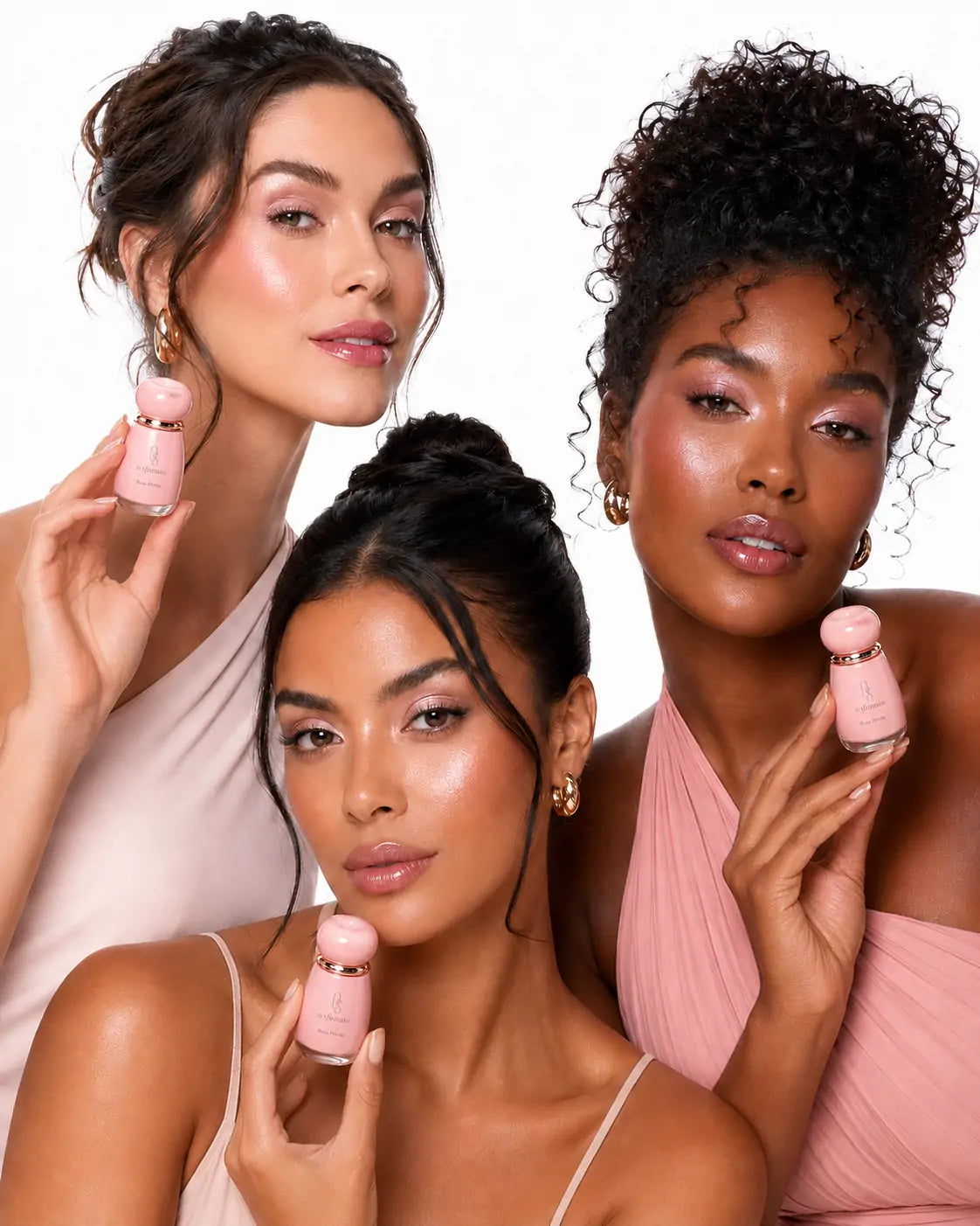 Três modelos usando e segurando o Iluminador Balm O Sfumato™ Rosa Pérola com efeito glow na pele.